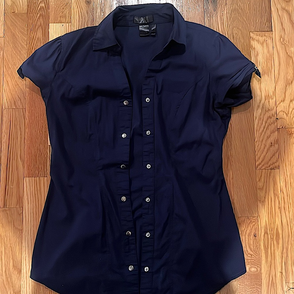 Form fitting short sleeve shirt with buttons
